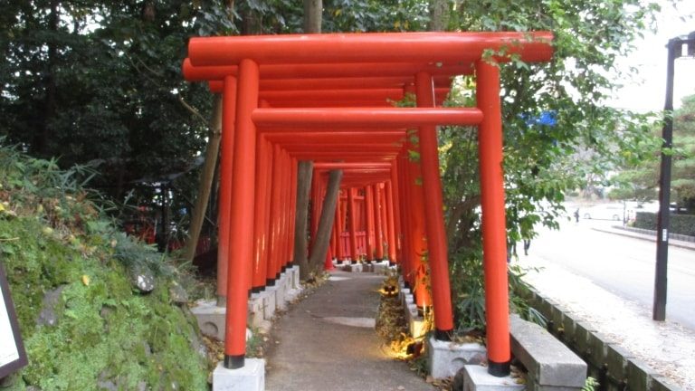 石浦神社の参道に101基の赤い鳥居がお目見え 金沢を観光してみたいかも 金沢は歩いて楽しむ不思議感覚の街です